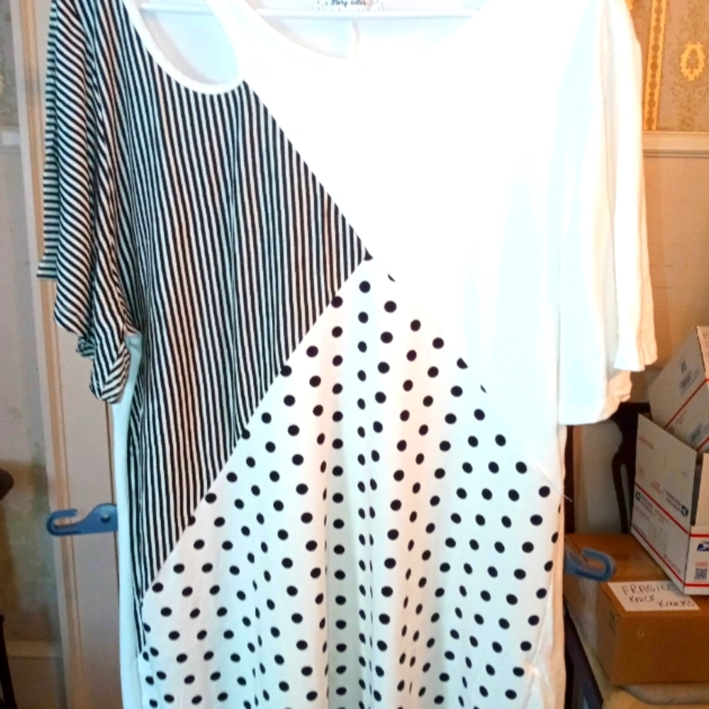 Short sleeve multi pattern top, size 2X